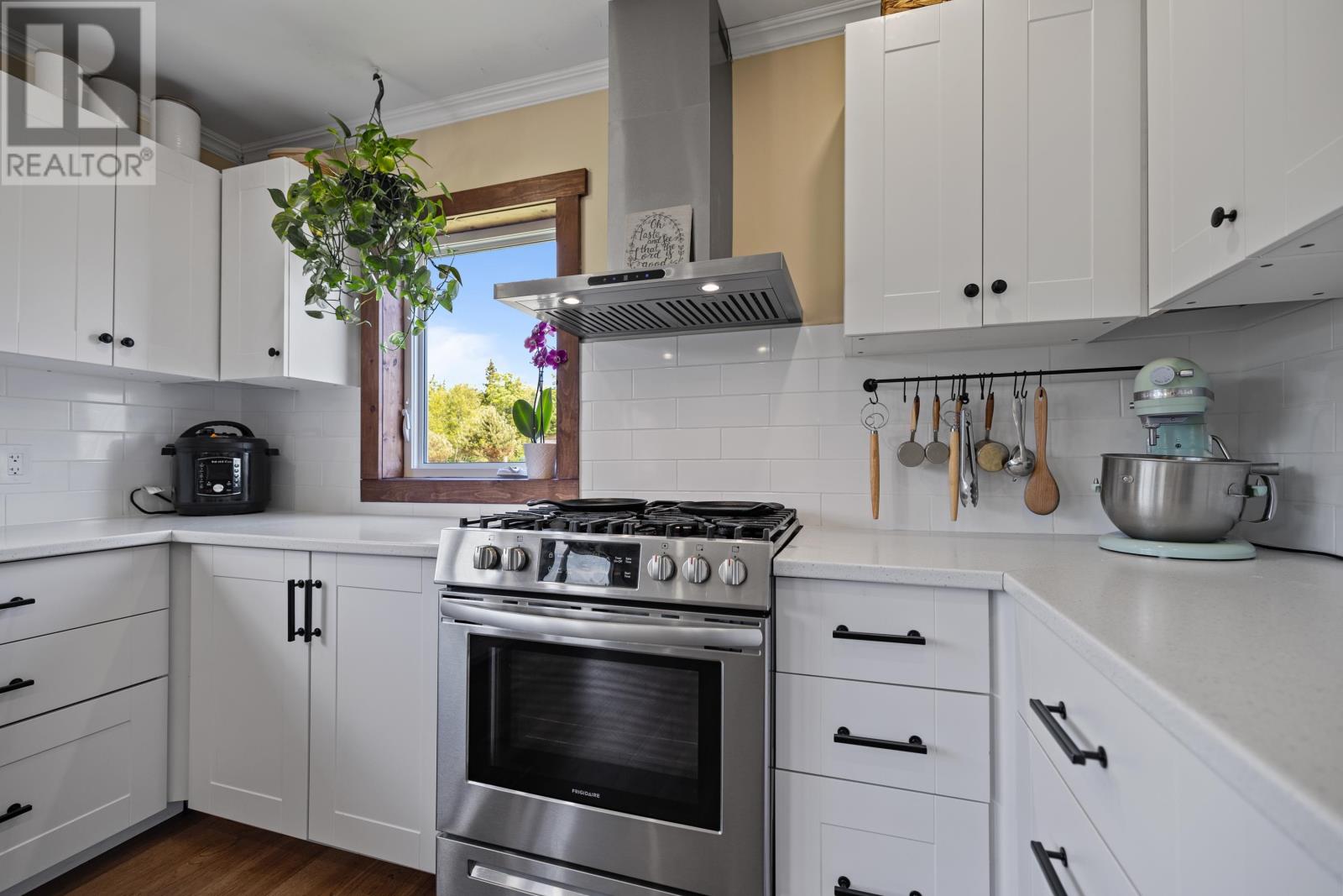 698 Line Road Property Photo 22