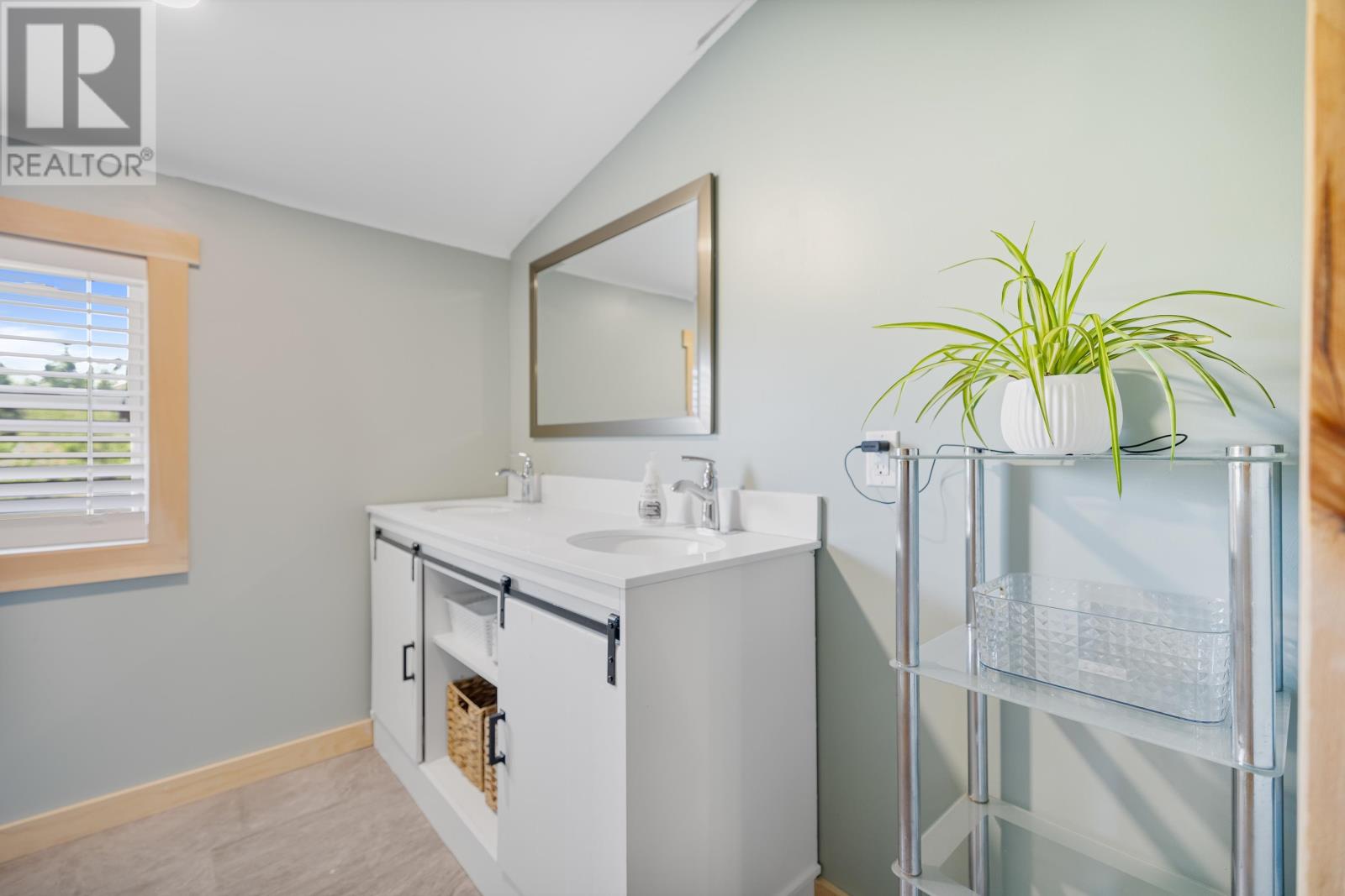 698 Line Road Property Photo 26