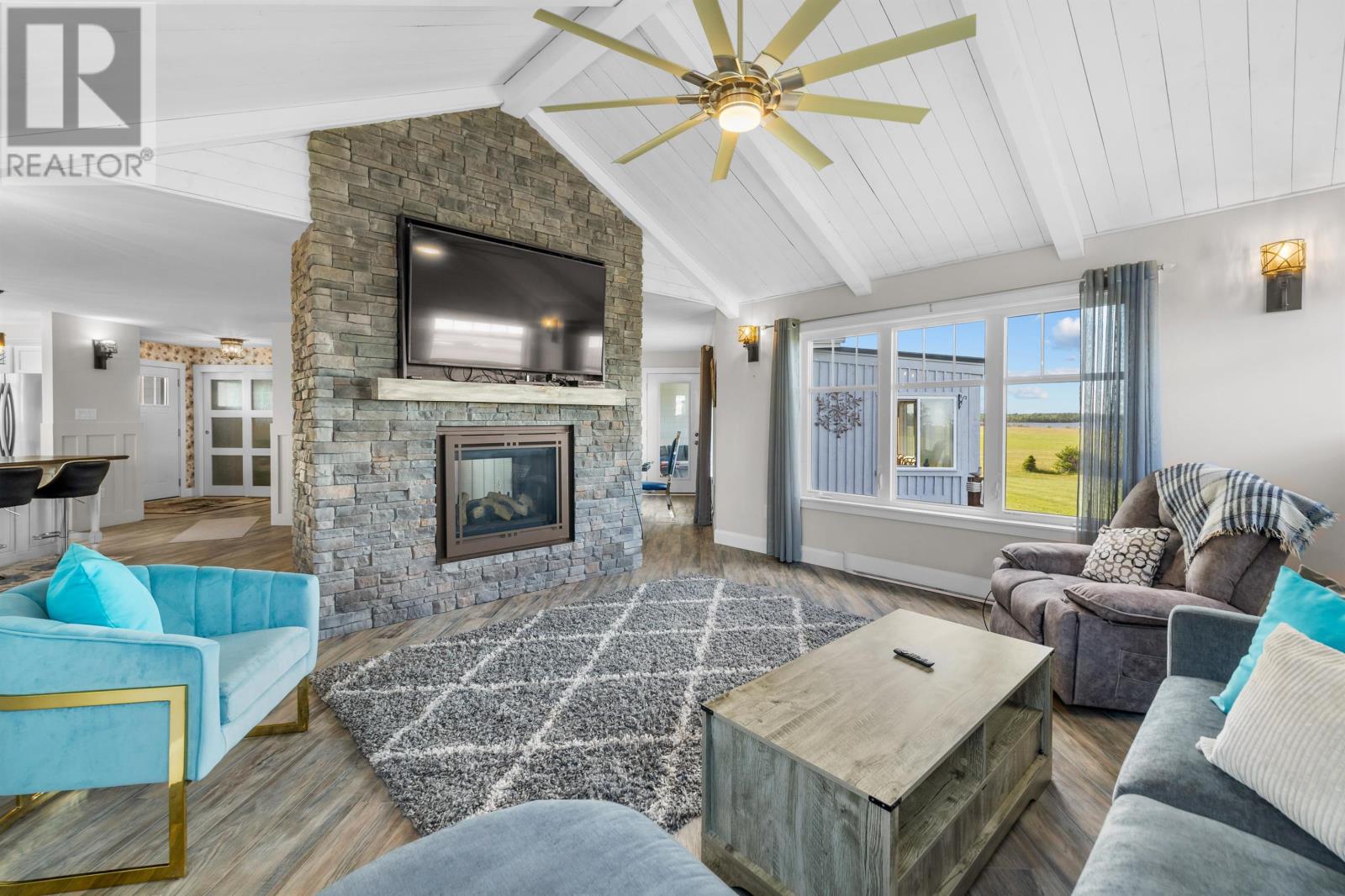 689 Strang Road Property Photo 14