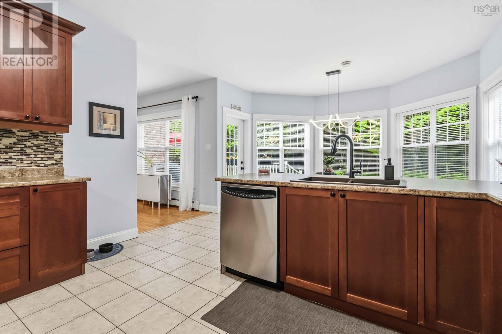 93 Greenside Lane Property Photo 11