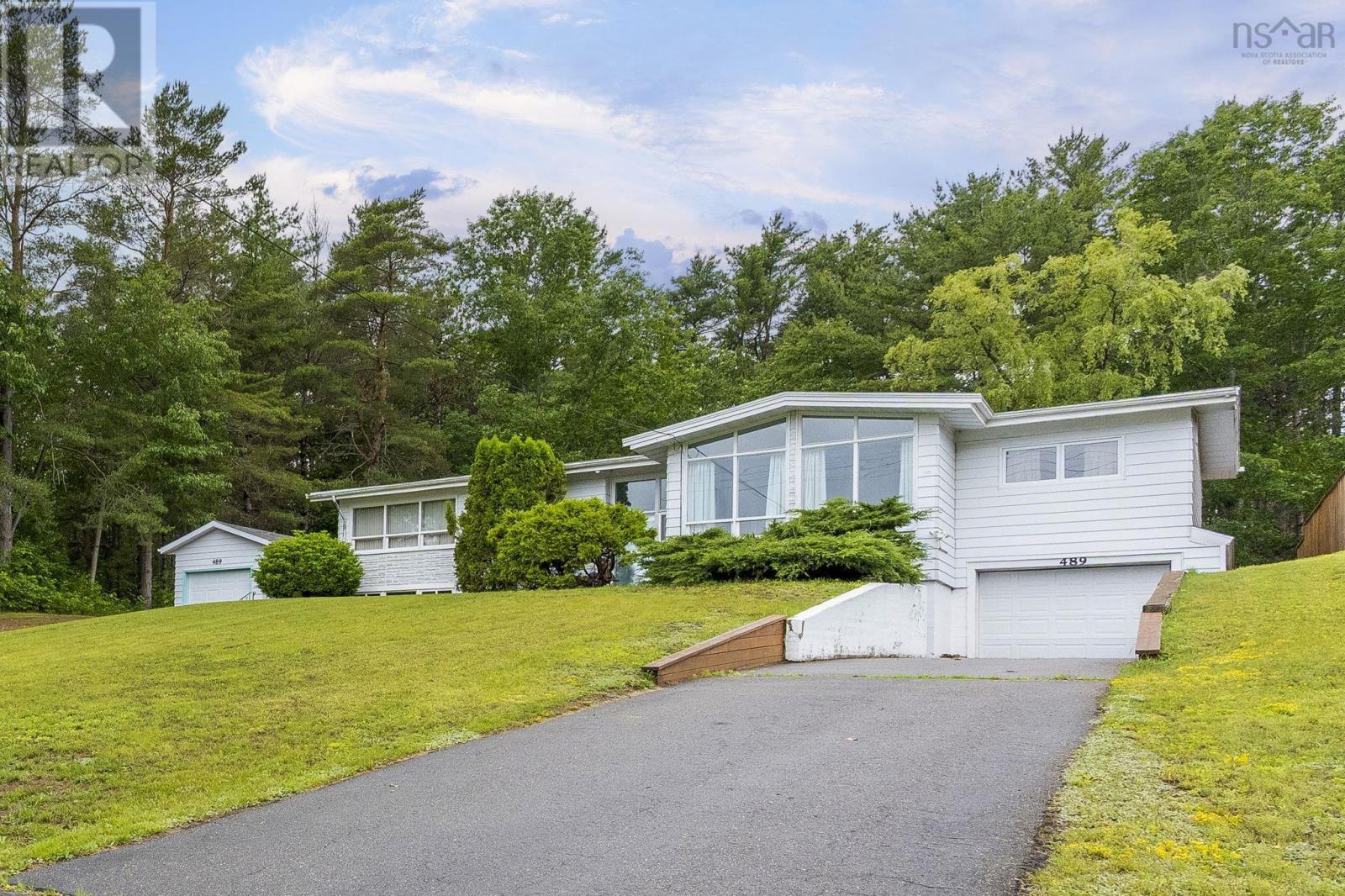 489 Pine Ridge Avenue Property Photo 1