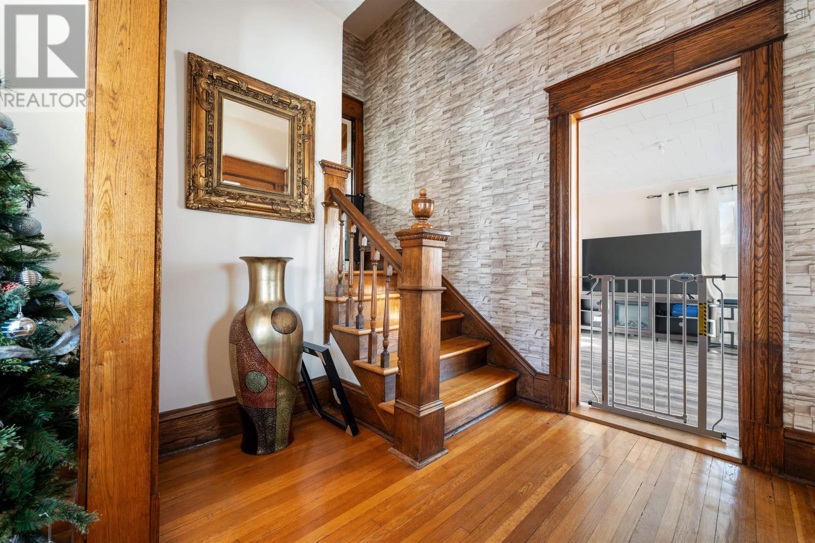 132 Almont Avenue Property Photo 8
