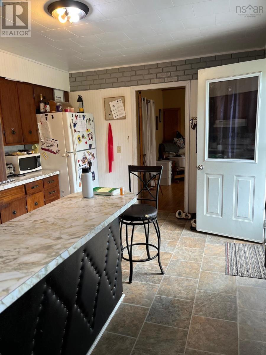 2060 Queen Street Property Photo 11