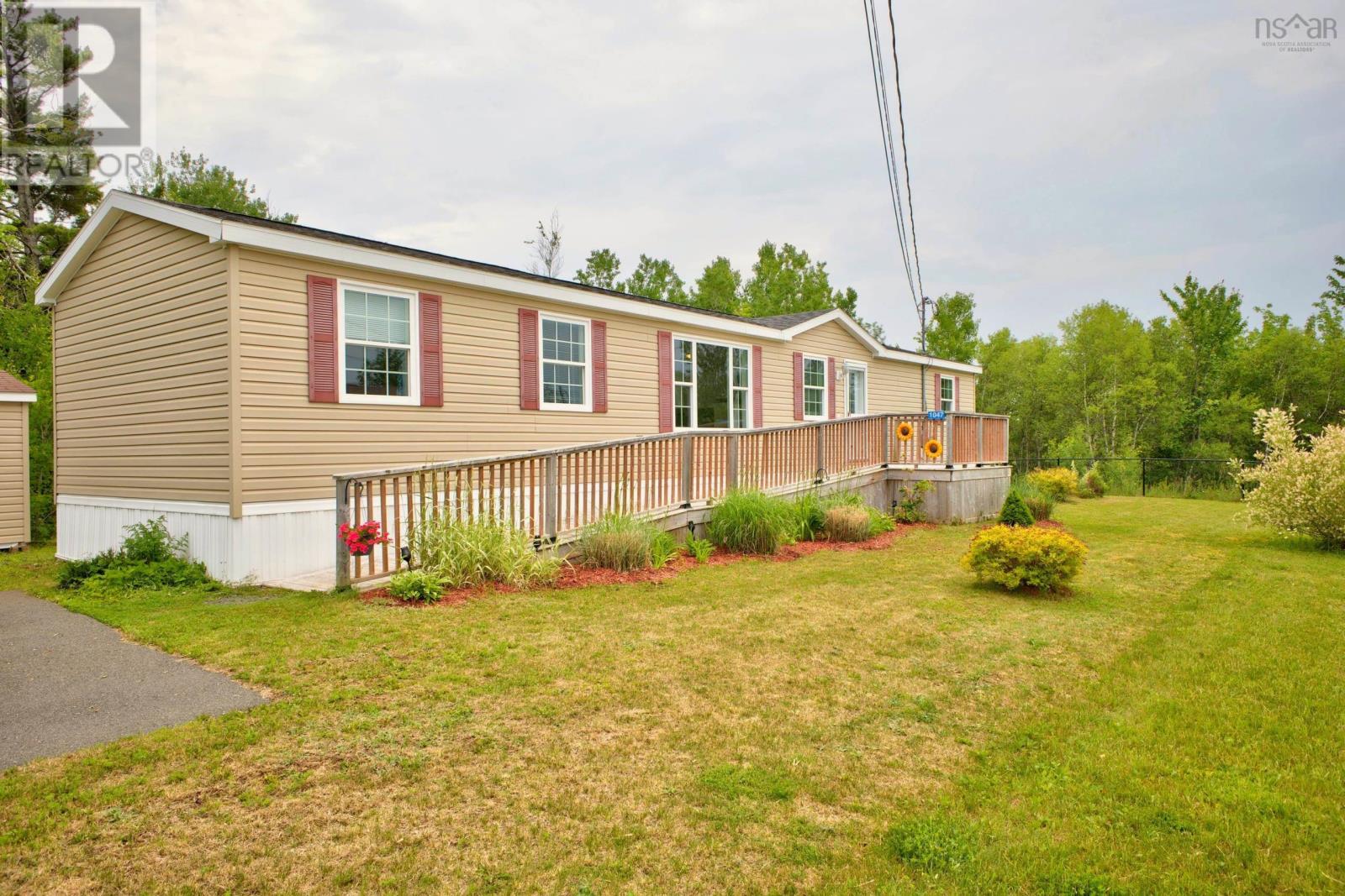 1047 Glen Forest Drive Property Photo 2