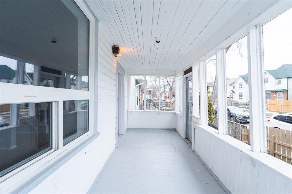 558 Langside Street Property Photo 2