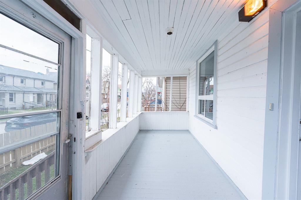 558 Langside Street Property Photo 3