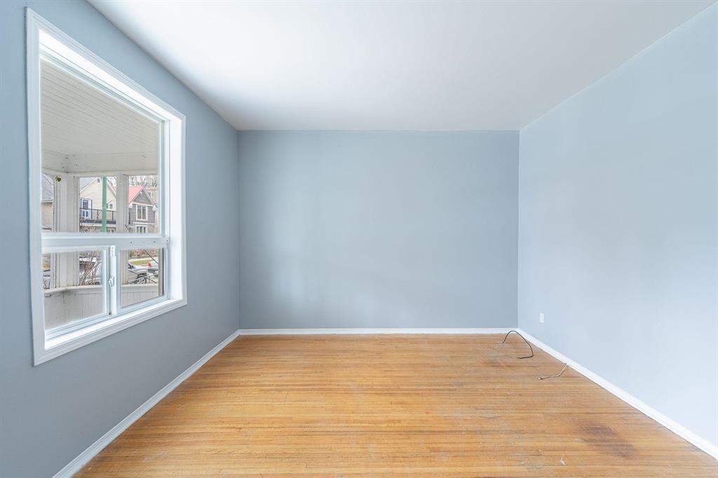 558 Langside Street Property Photo 4