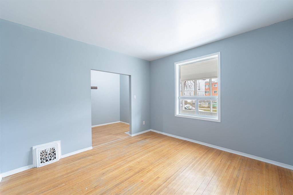 558 Langside Street Property Photo 5