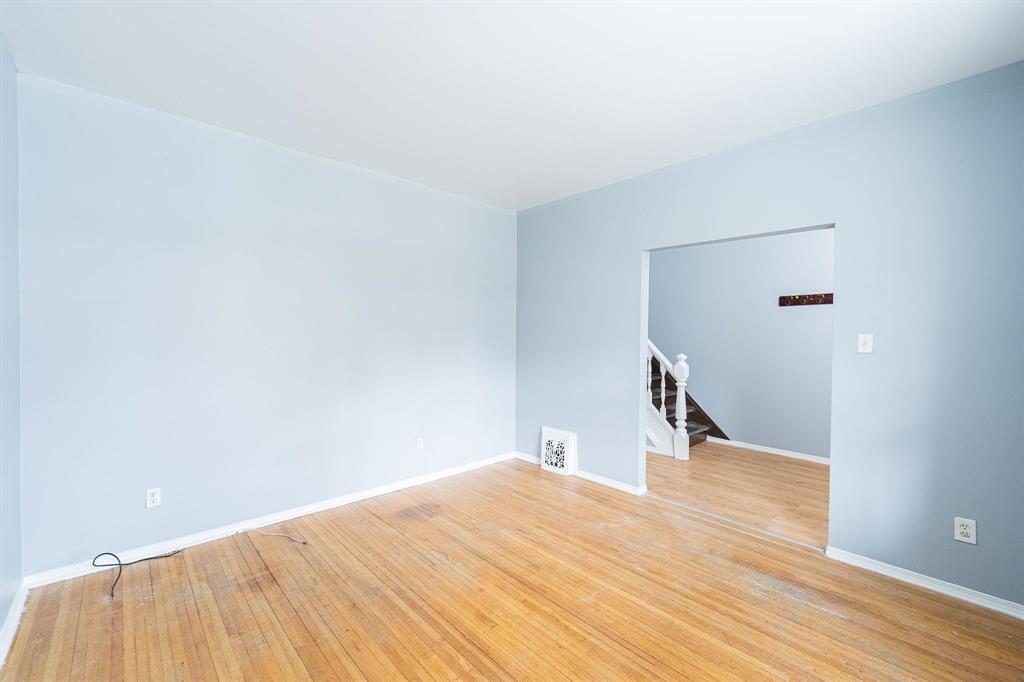 558 Langside Street Property Photo 6