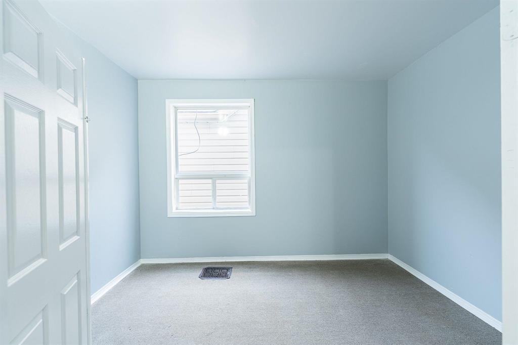 558 Langside Street Property Photo 10