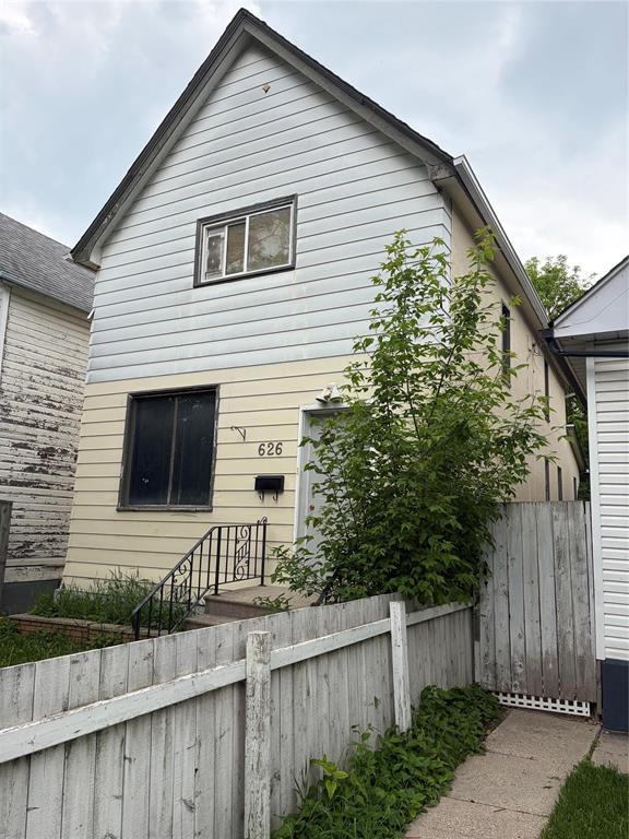 626 Toronto Street Property Photo 3