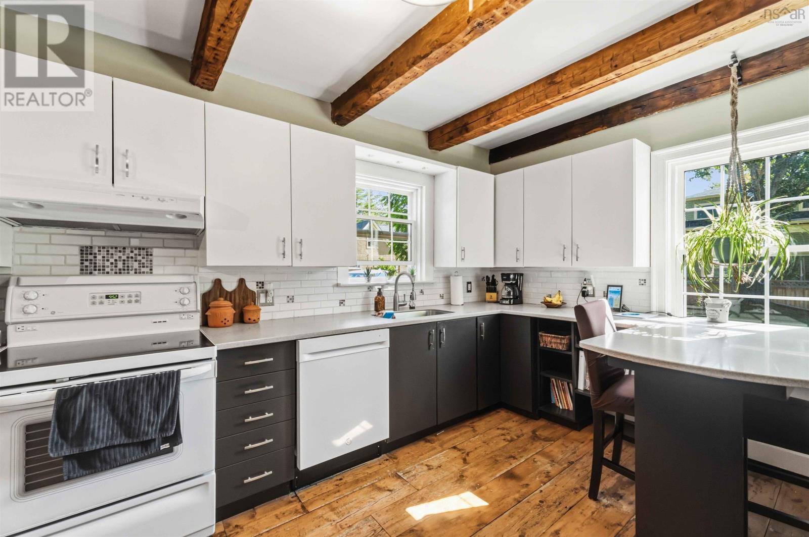 371 Granville Street E Property Photo 14