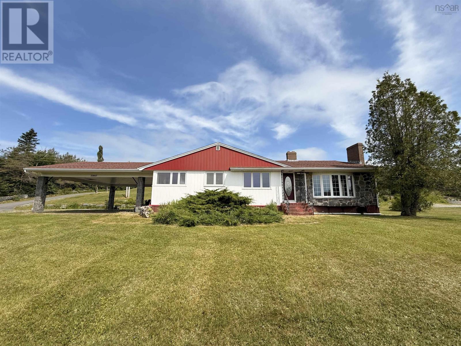 22807 Highway 7 Property Photo 1