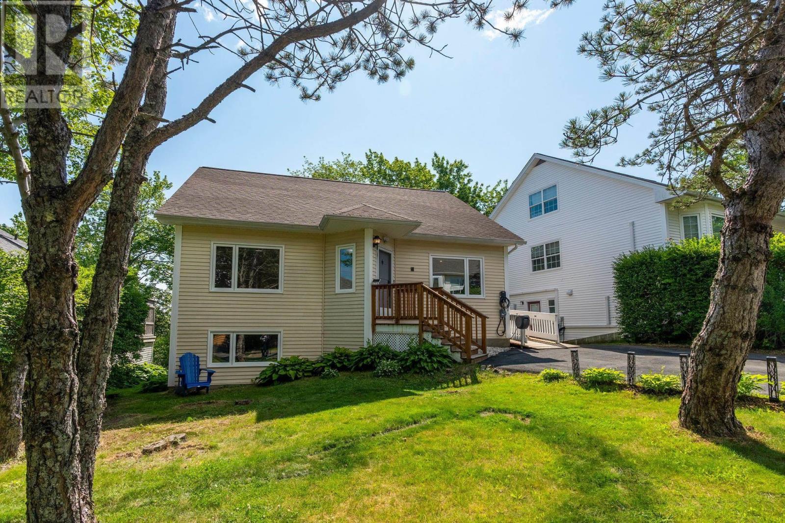 4 Turnberry Lane