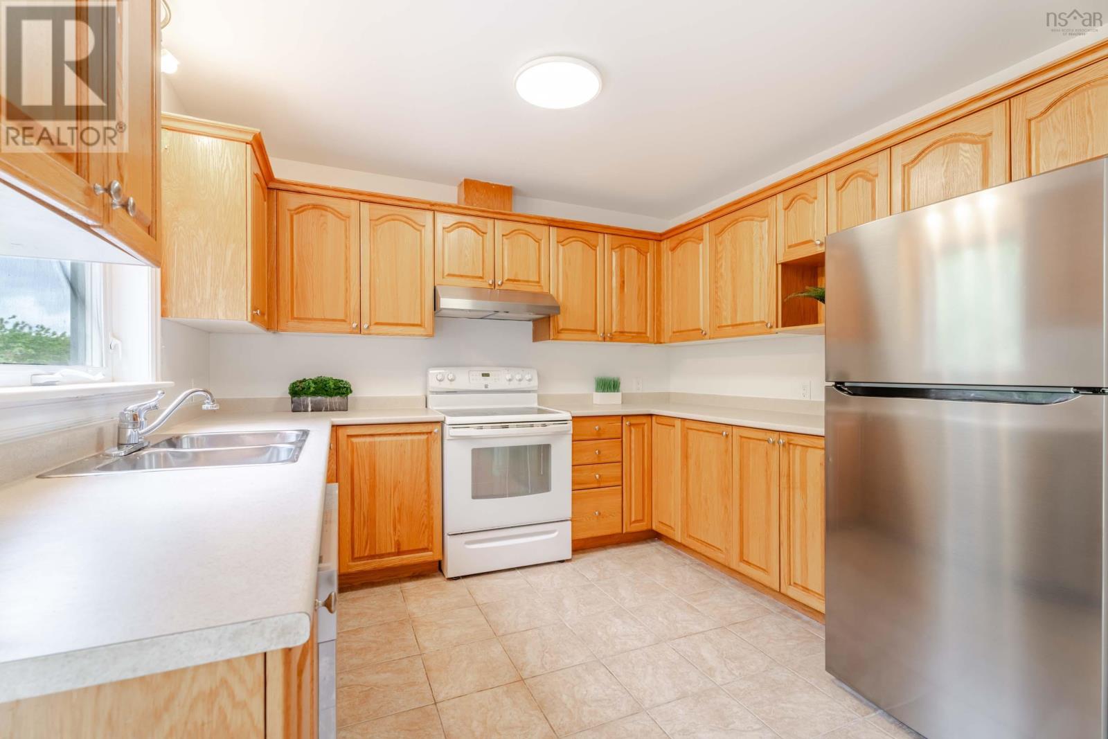 560 Parkland Drive Property Photo 14