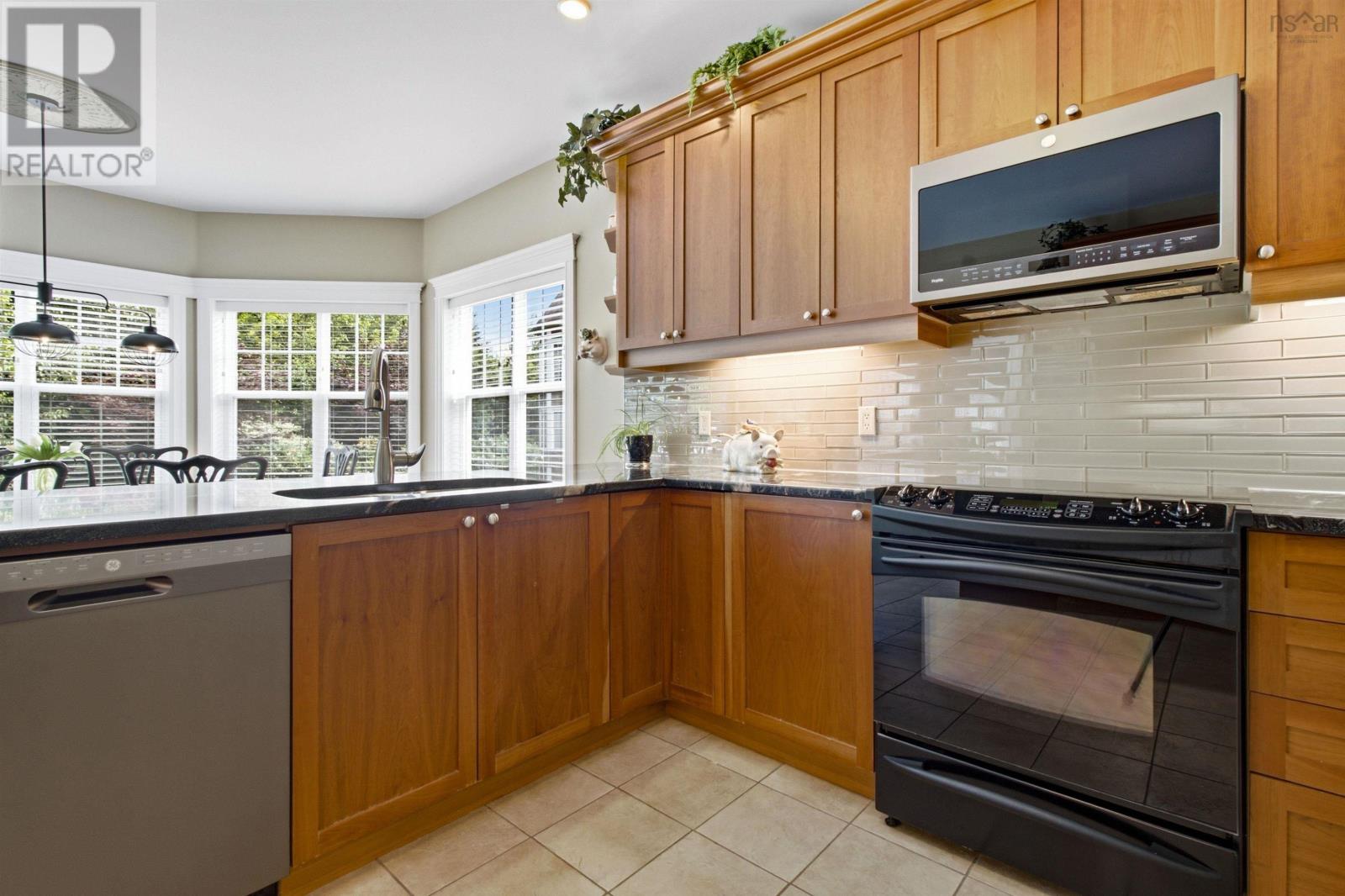 40 Greenside Lane Property Photo 15