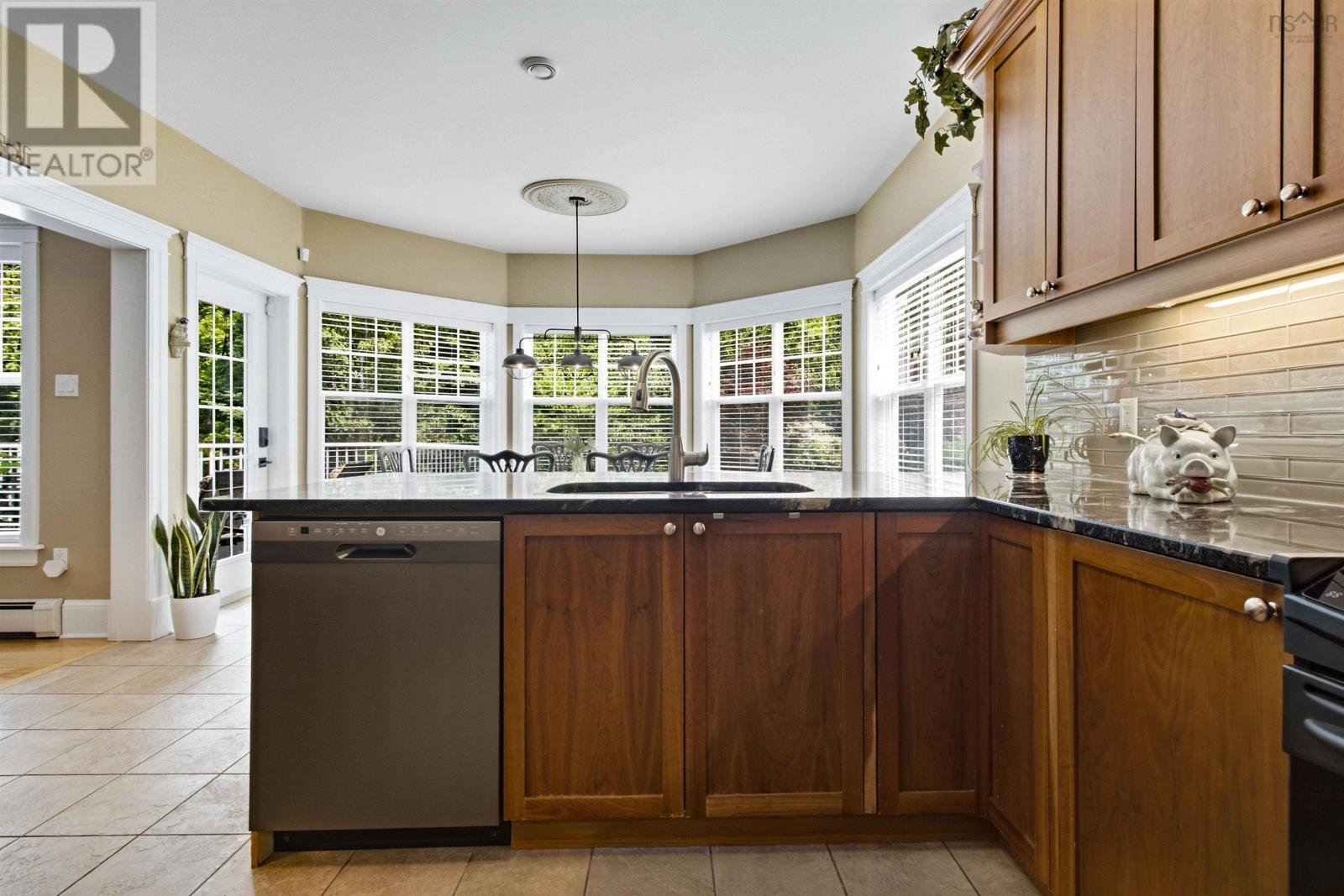40 Greenside Lane Property Photo 16