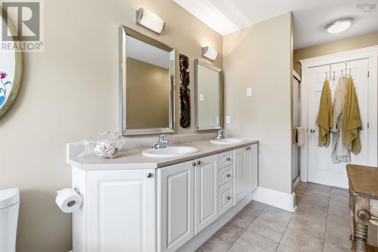 40 Greenside Lane Property Photo 26