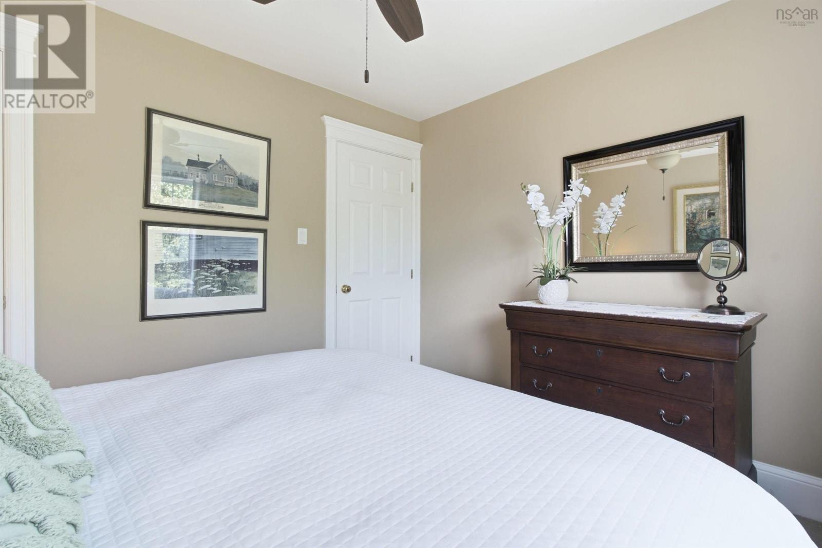 40 Greenside Lane Property Photo 29