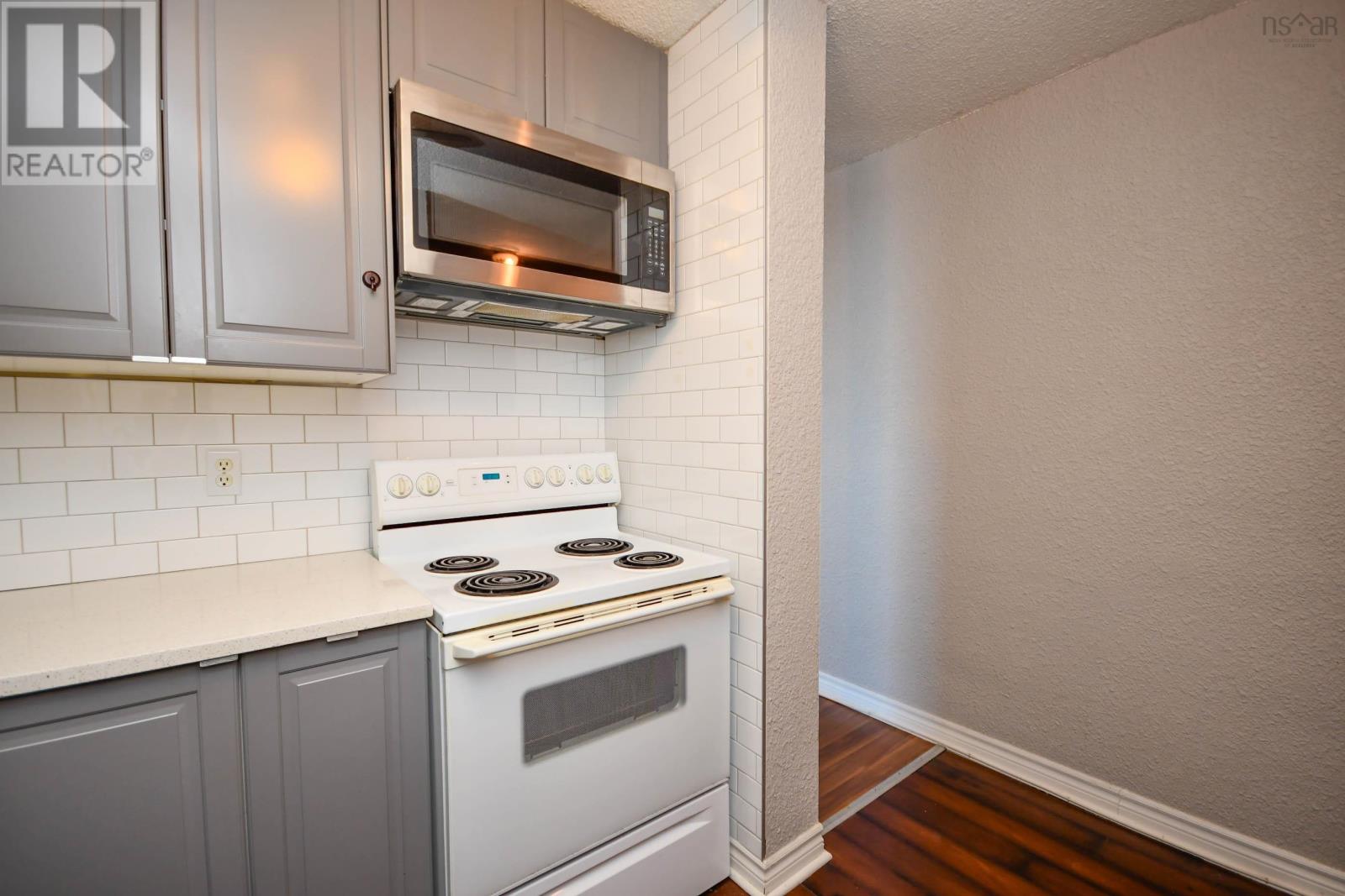 710 5572 North Ridge Road Property Photo 8