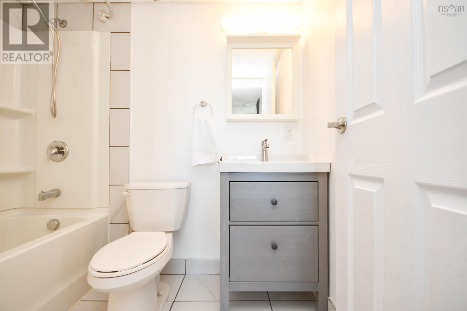 710 5572 North Ridge Road Property Photo 11