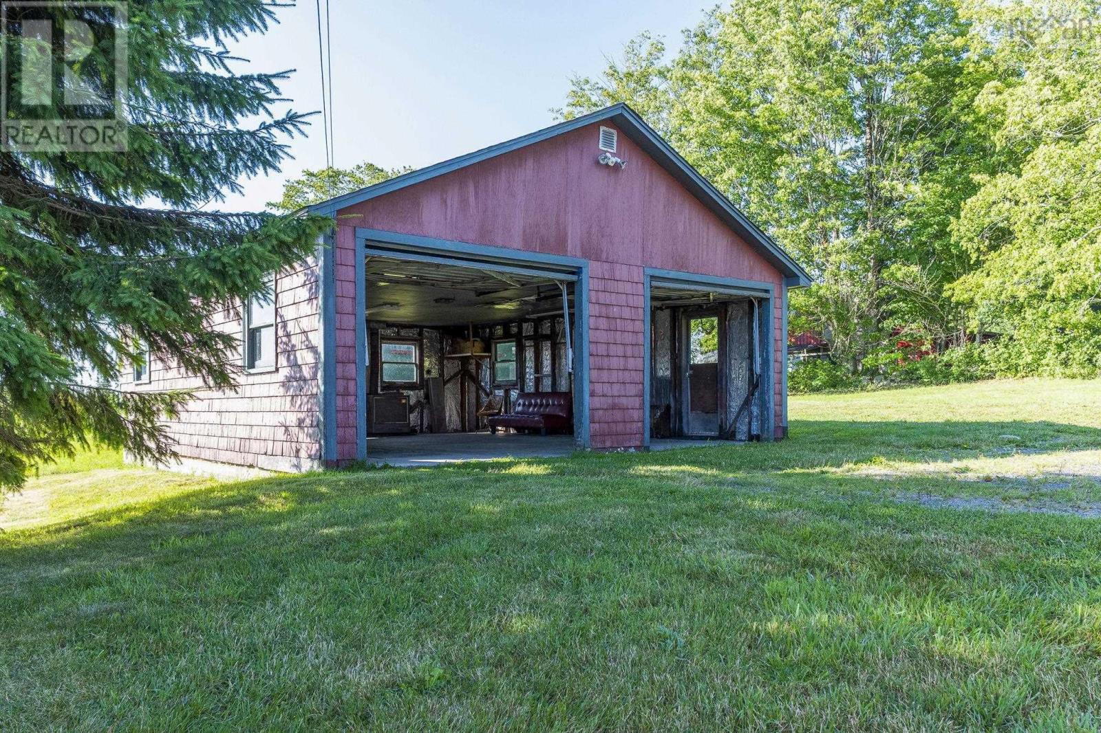 386 Greenland Road Property Photo 4
