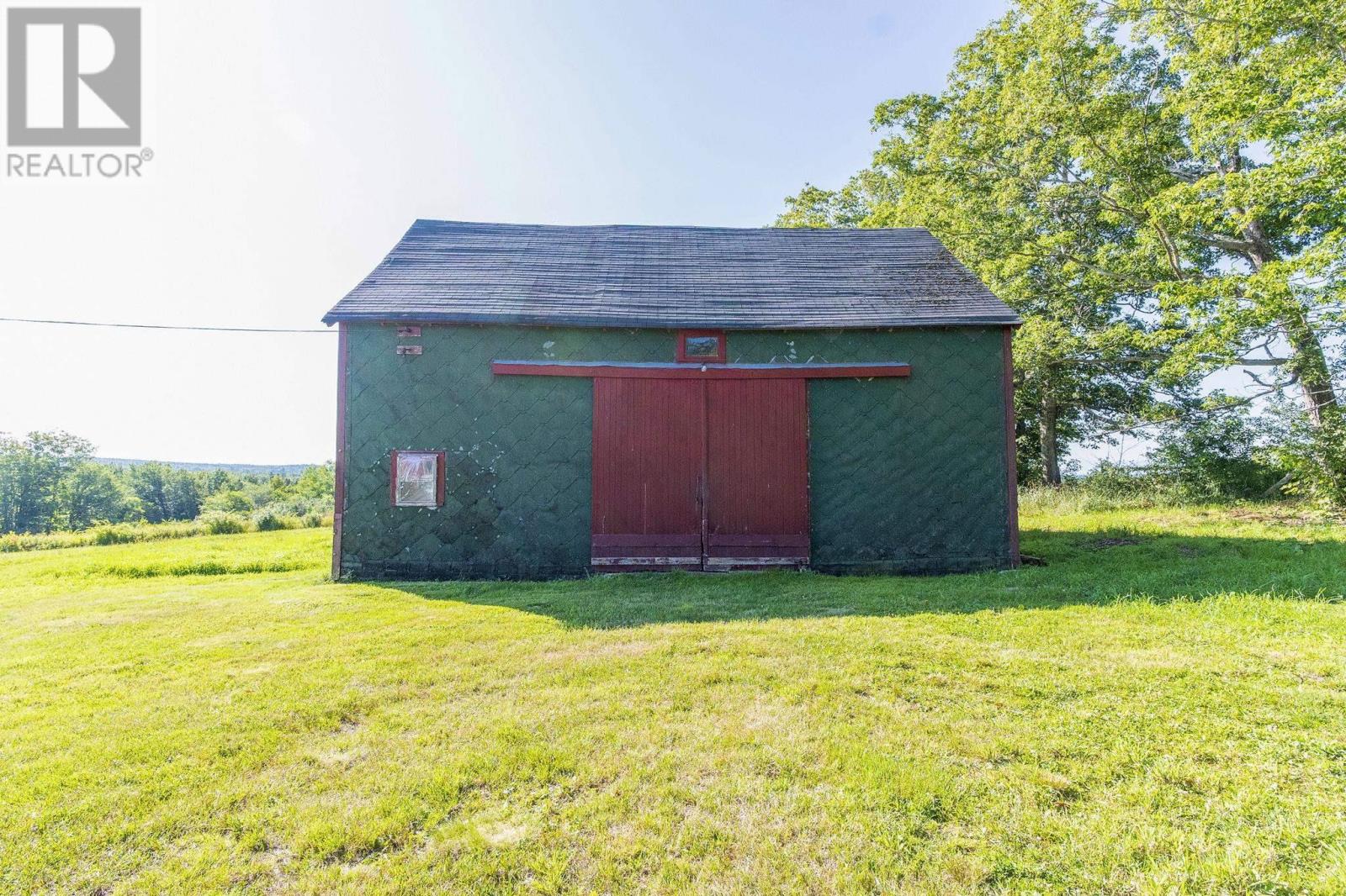 386 Greenland Road Property Photo 5
