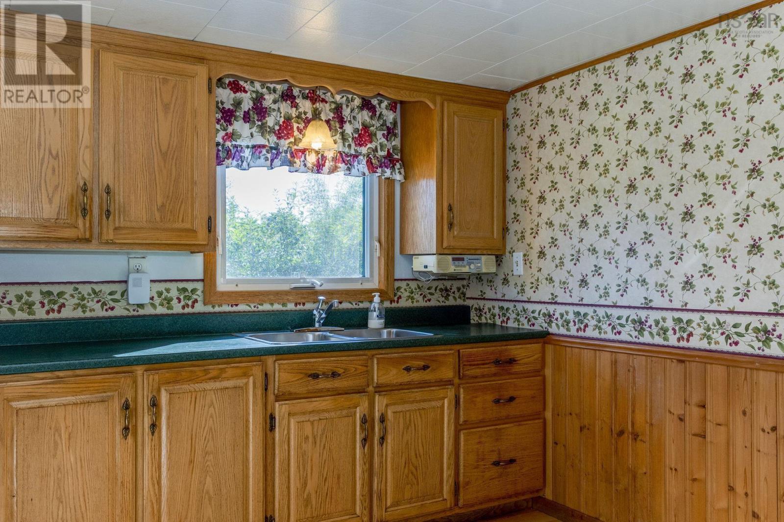 386 Greenland Road Property Photo 12