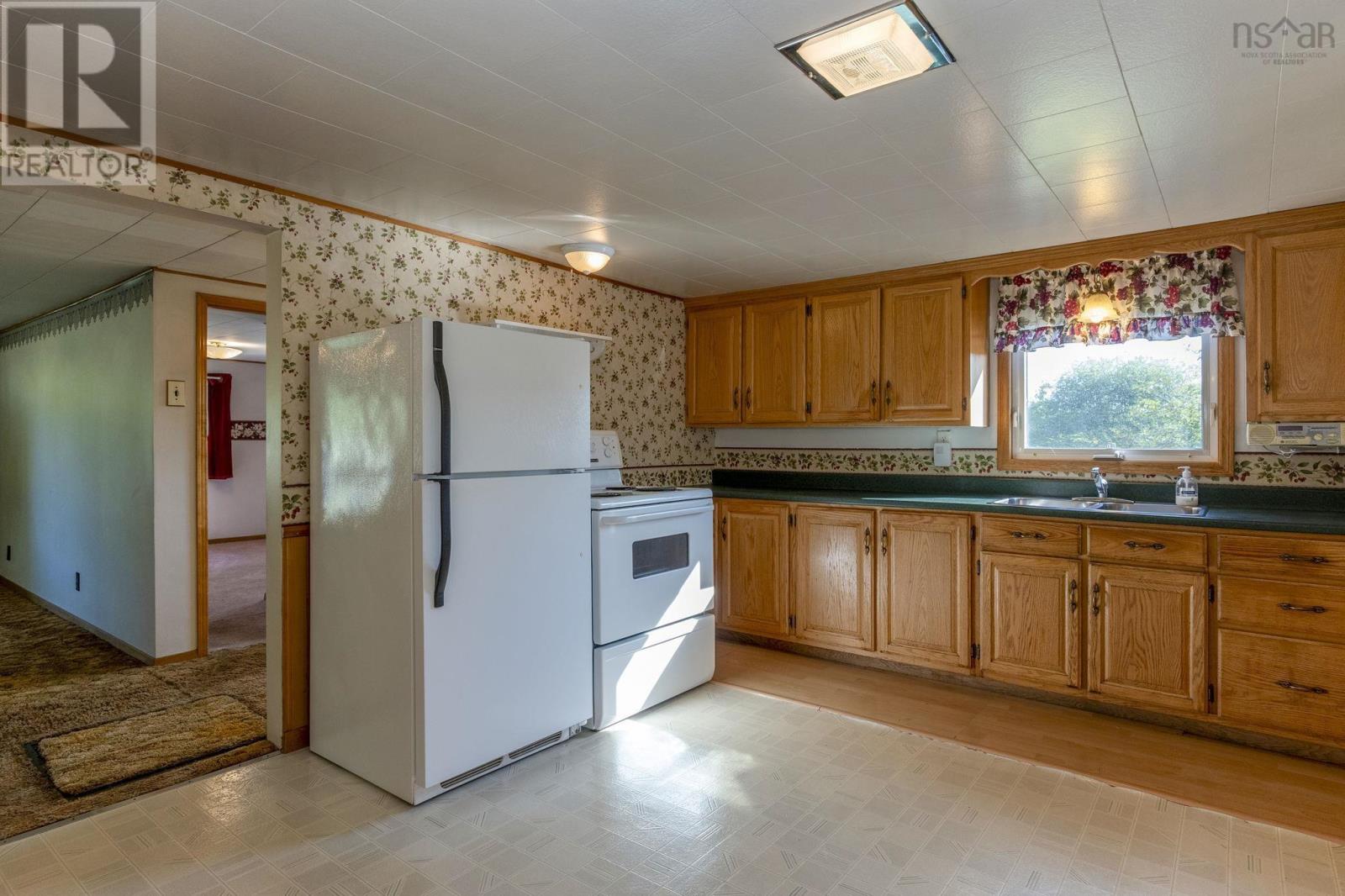 386 Greenland Road Property Photo 17