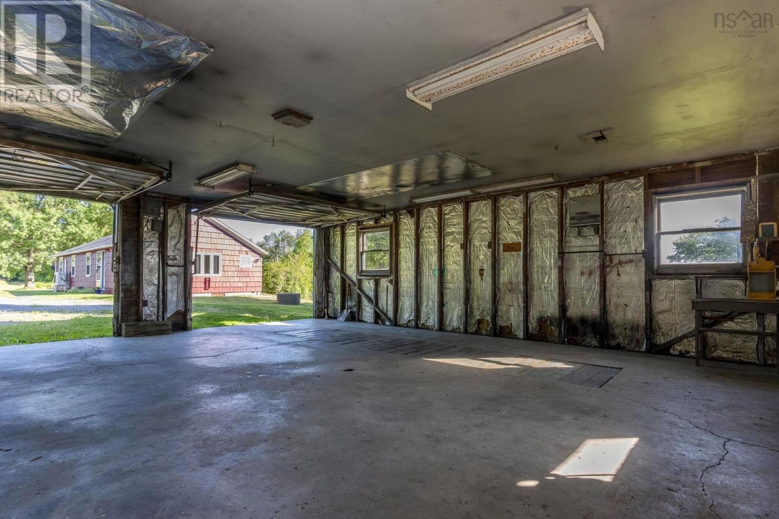 386 Greenland Road Property Photo 30