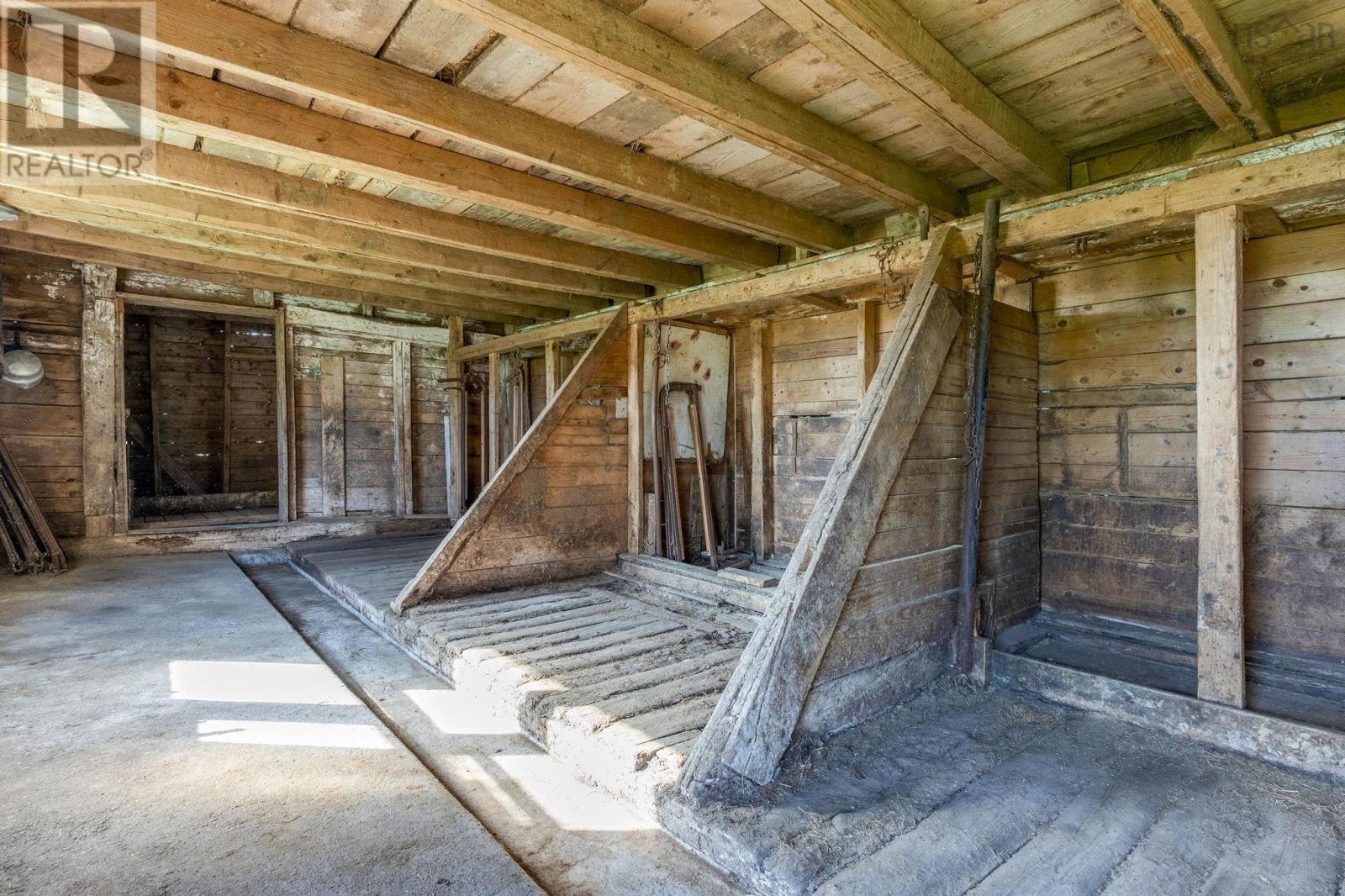 386 Greenland Road Property Photo 33