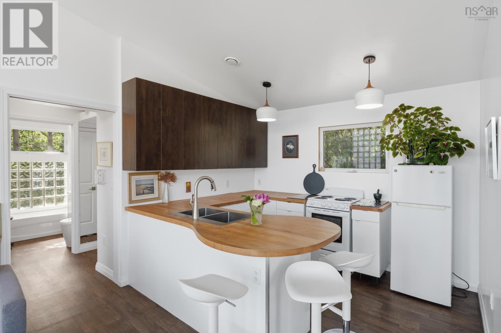 27 Thomas Road Property Photo 5