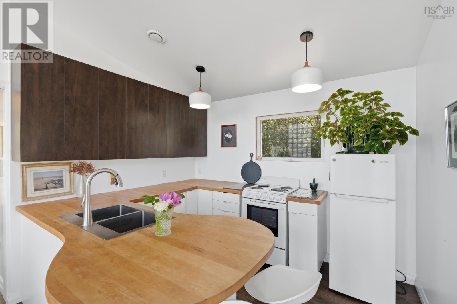 27 Thomas Road Property Photo 6