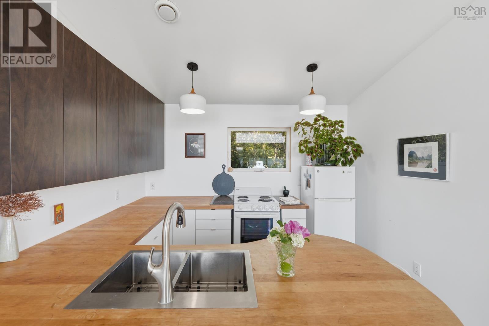 27 Thomas Road Property Photo 7
