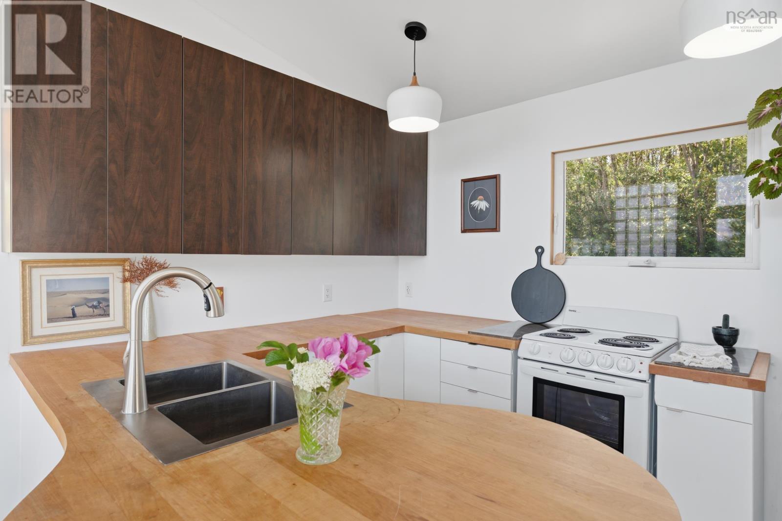 27 Thomas Road Property Photo 8