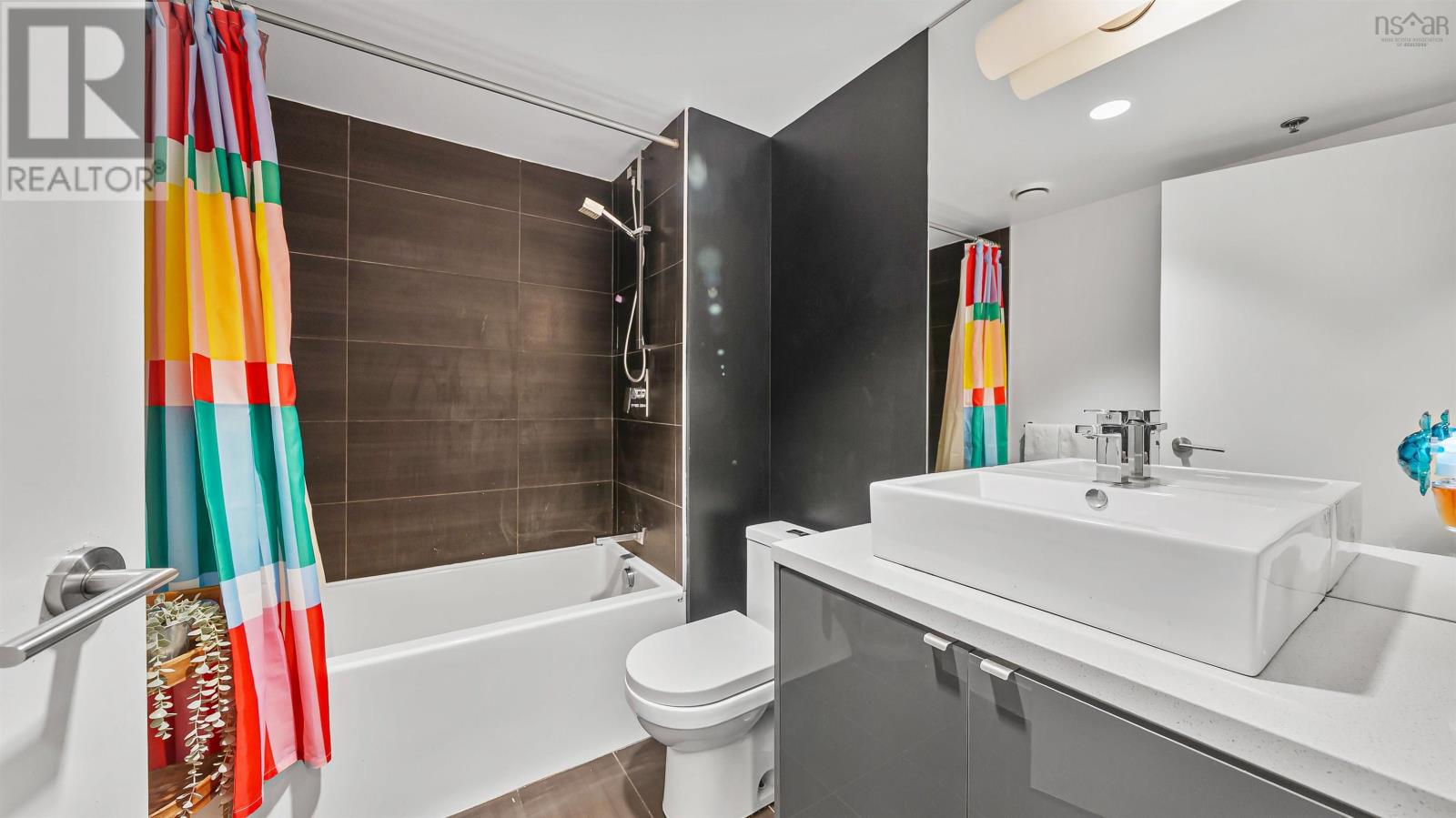 423 1065 Barrington Street Property Photo 4