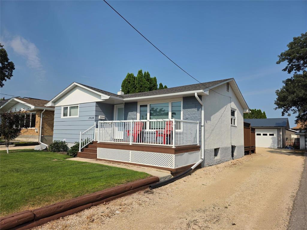 2024 Crescent Road W Property Photo 1