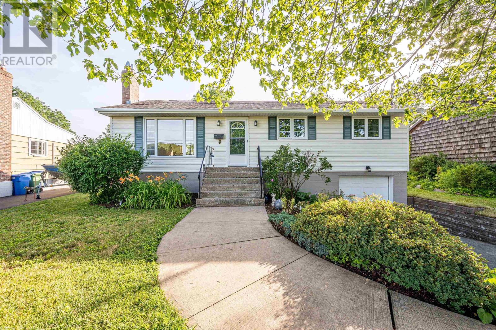 8 Windward Avenue