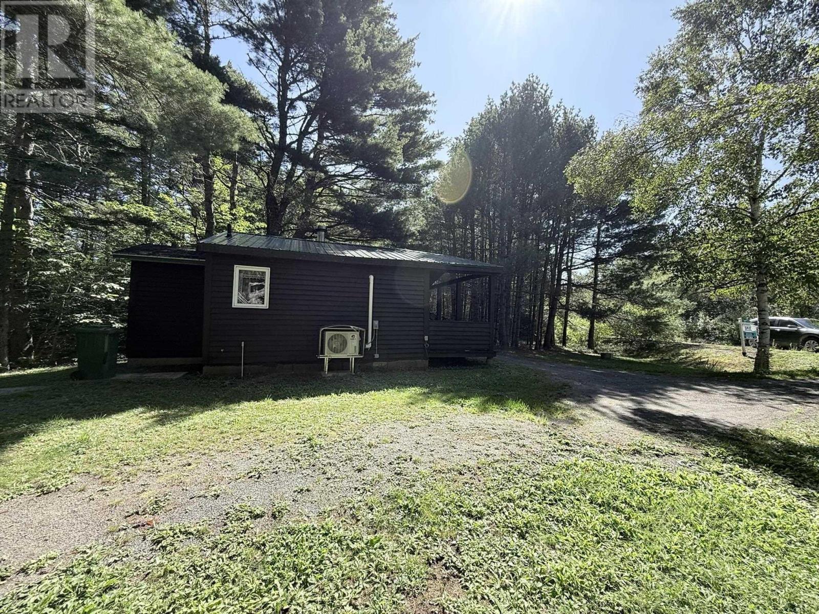 2031 East Clifford Road Property Photo 5