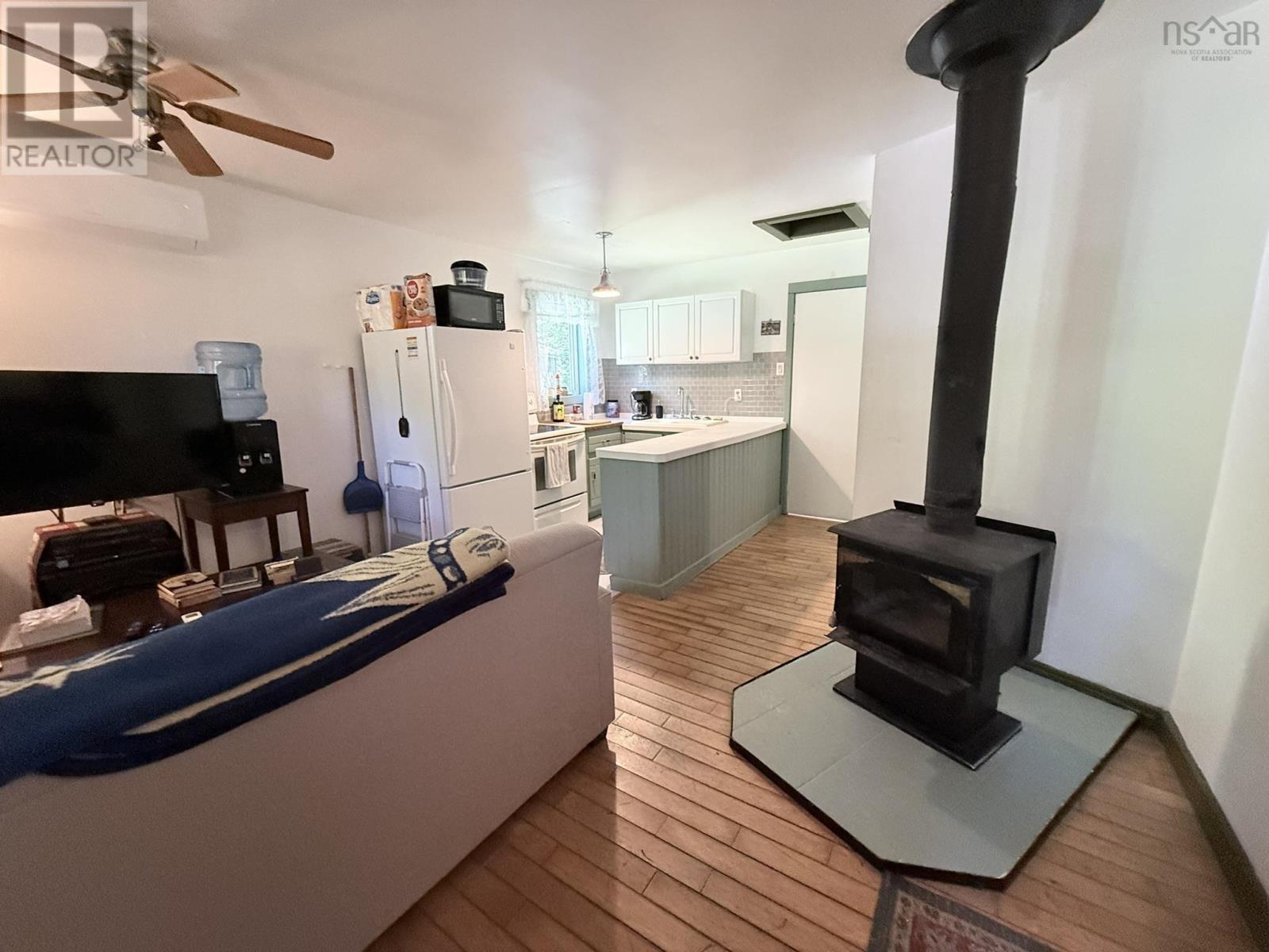 2031 East Clifford Road Property Photo 6