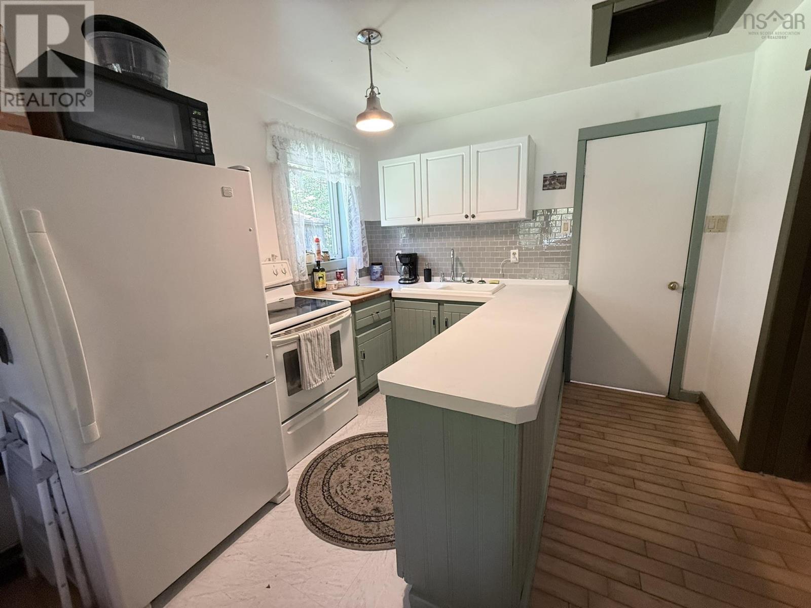 2031 East Clifford Road Property Photo 8