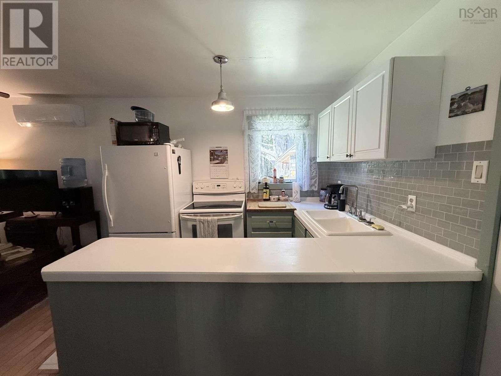 2031 East Clifford Road Property Photo 9