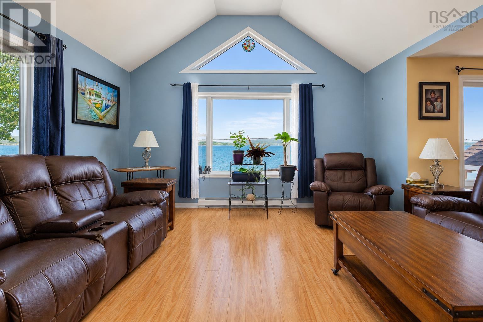 488 Purves Street Property Photo 6