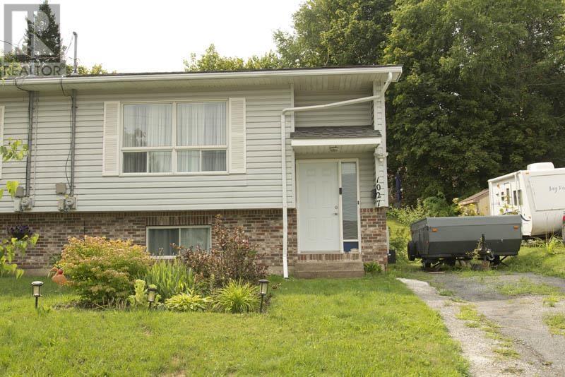 1027 Marie Crescent Property Photo 2