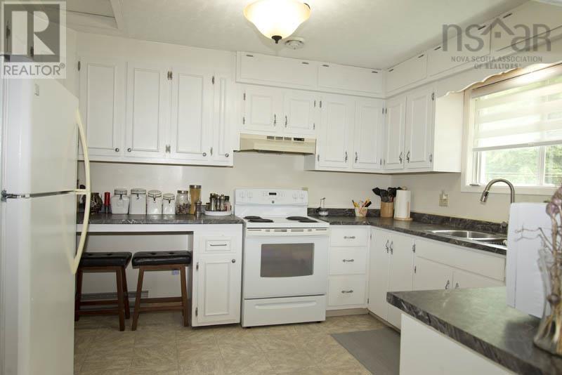 1027 Marie Crescent Property Photo 3