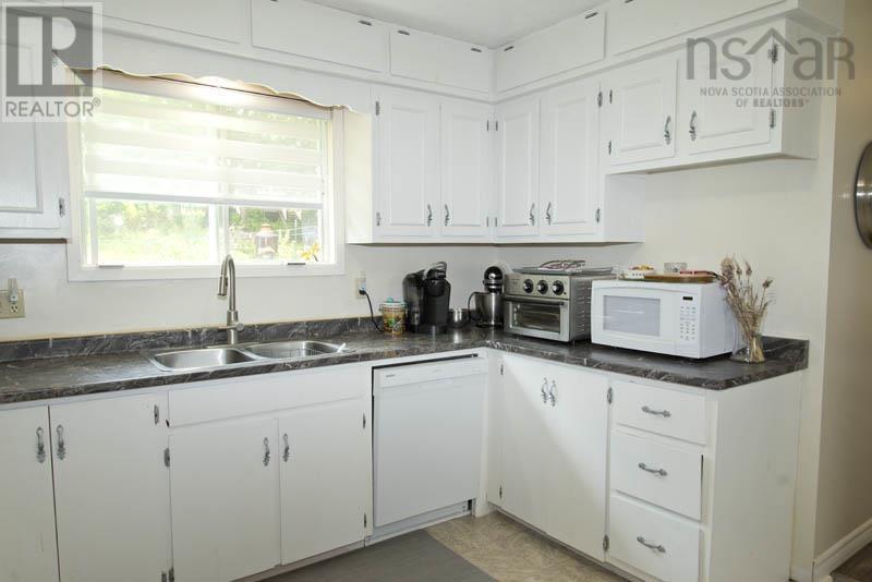 1027 Marie Crescent Property Photo 4