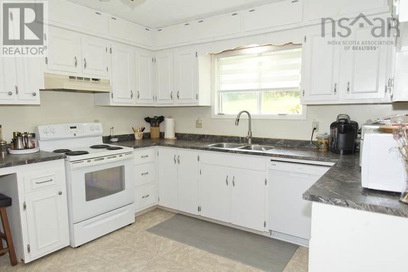 1027 Marie Crescent Property Photo 5