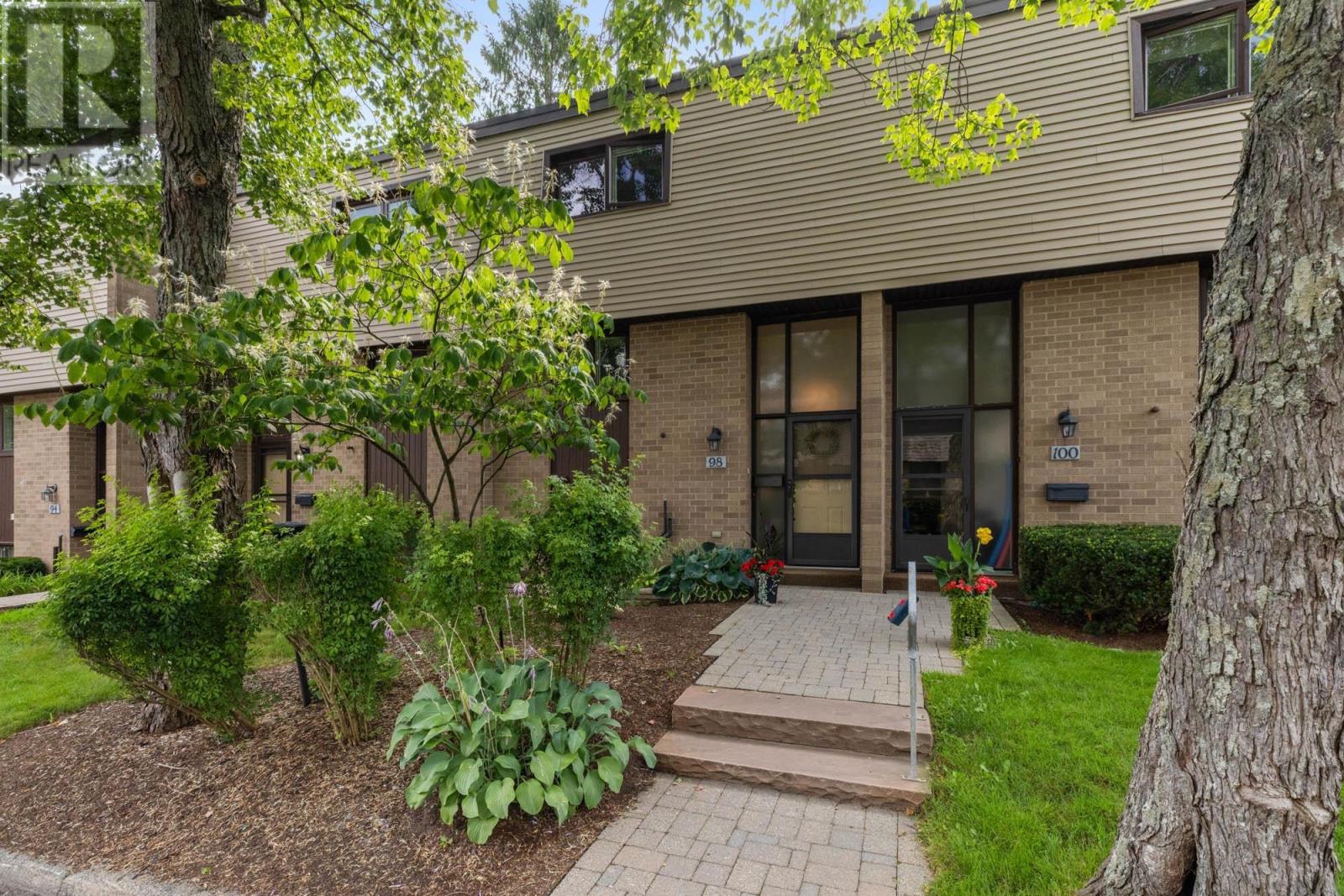 98 Forestside Crescent Property Photo 2