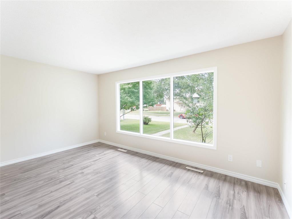 174 Hazelwood Crescent Property Photo 4