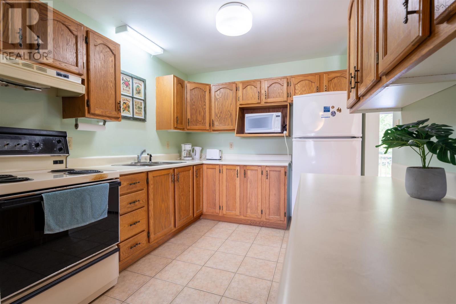 20 Governors Lake Drive Property Photo 8
